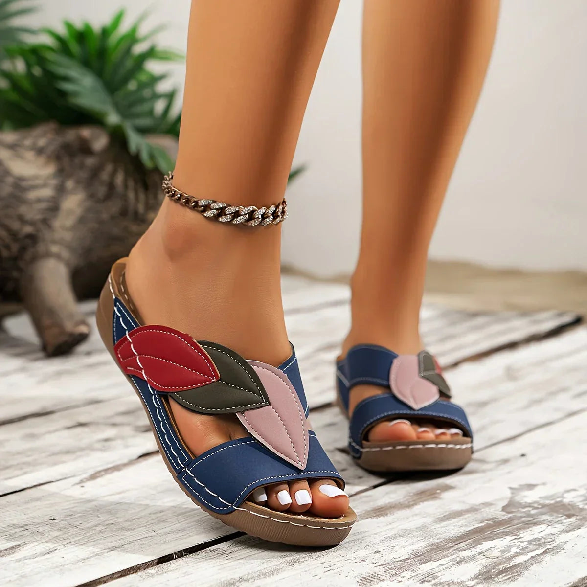Eloise™ | Elegant Slip-On Sandals with Leaf Pattern