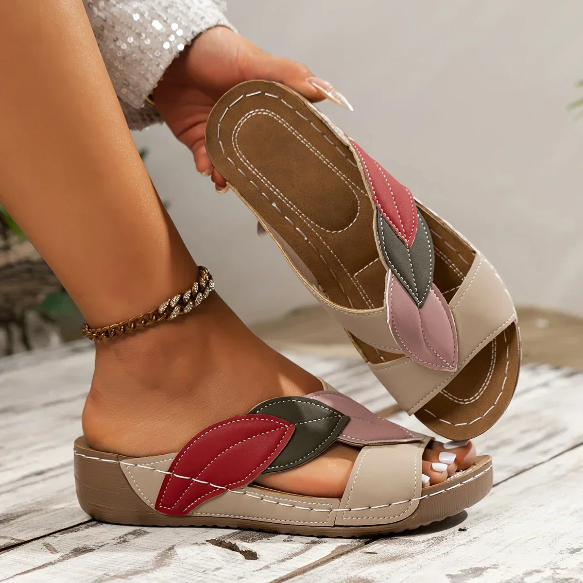 Eloise™ | Elegant Slip-On Sandals with Leaf Pattern