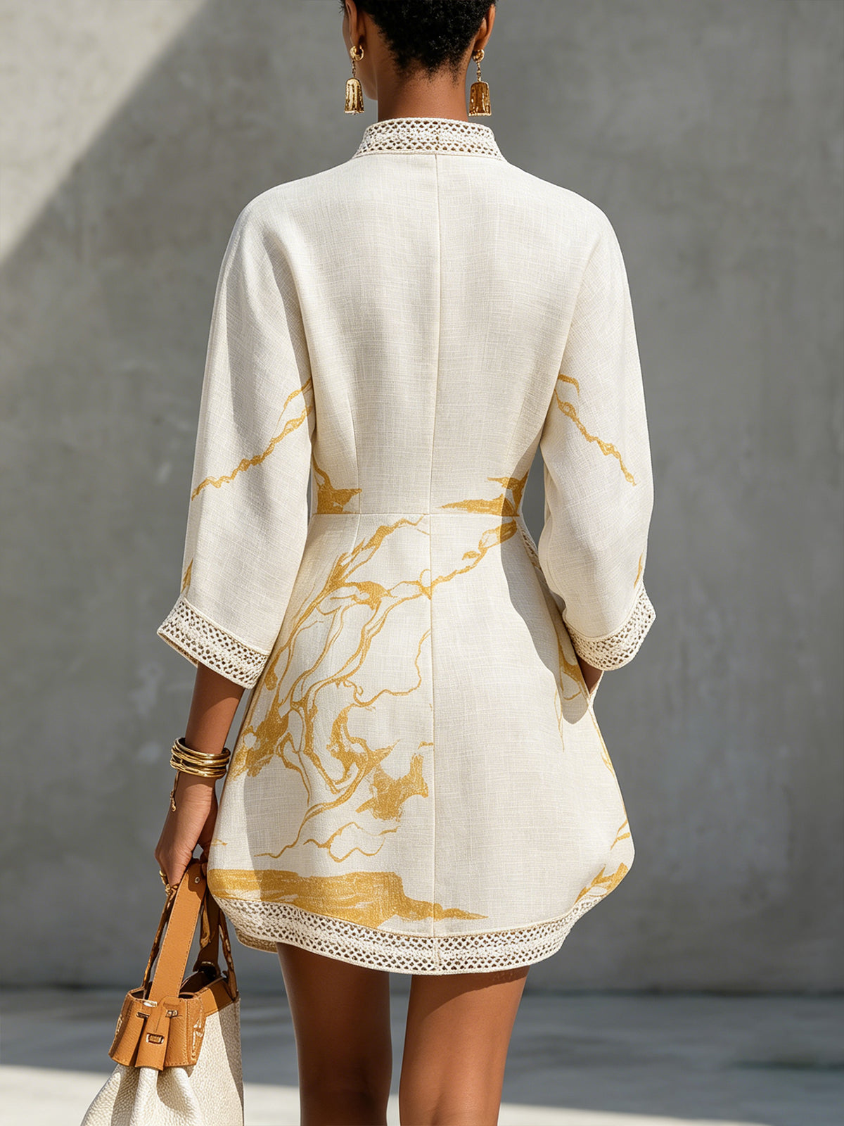 Aliénor | Robe Mini en Dentelle Crochetée Ivoire à Motifs Dorés et Décolleté en V